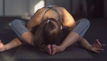 4 conseils pour pratiquer du yoga pendant les règles