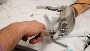 Une main bionique dotée du sens du toucher testée en Italie