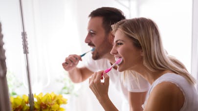 couple se brossant les dents