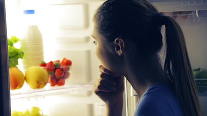 Quoi éviter : manger tard ou ne pas dîner ?