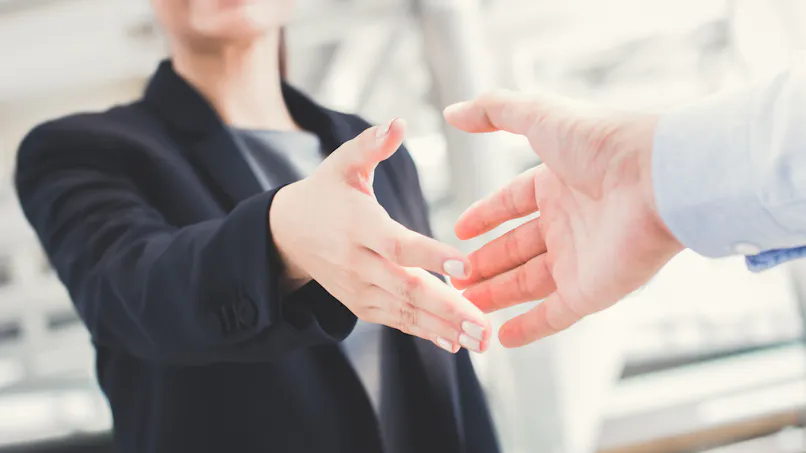 Mains moites : comment en venir à bout