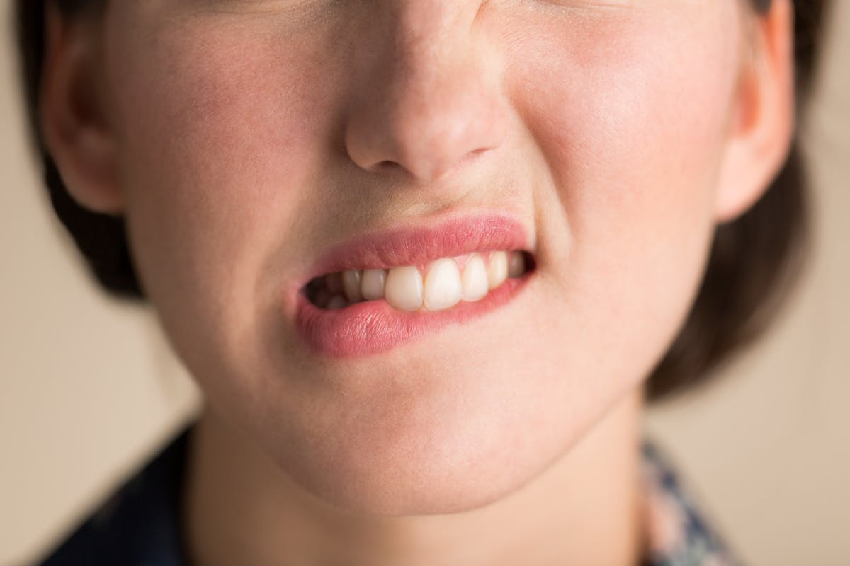 Se mordre les lèvres : pourquoi ? Comment arrêter ? | Santé Magazine