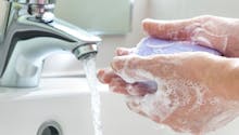 Le savon solide peut-il transmettre une infection ?