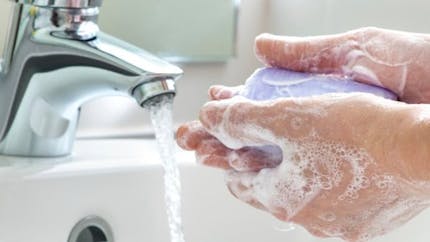 Le savon solide peut-il transmettre une infection ?