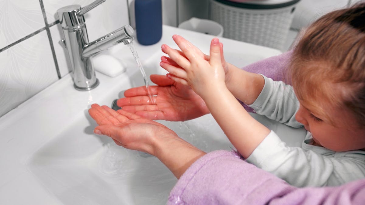 Enfant se lavant les mains