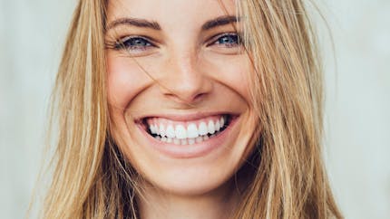 Retrouver des dents blanches pour un sourire éclatant