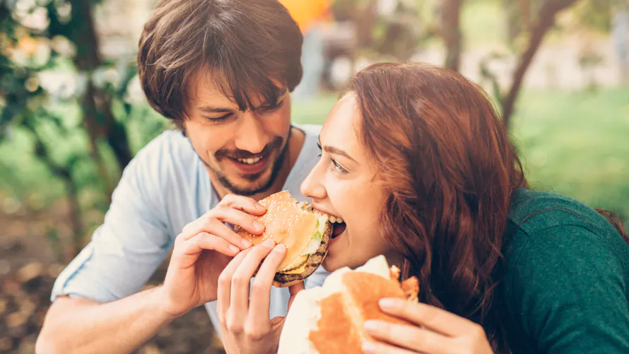 Repas trop copieux : que faire quand on a trop mangé ? | Santé Magazine