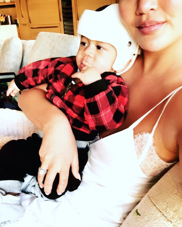 Le Bebe De Chrissy Teigen Porte Un Casque Sante Magazine