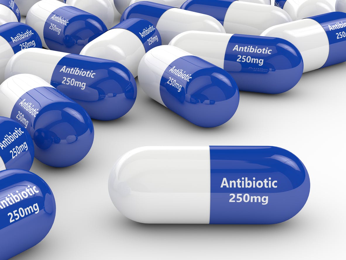 Quand les antibiotiques commencent-ils à faire effet ? | Santé Magazine