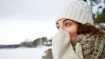 Pourquoi les femmes souffrent-elles davantage du froid que les hommes ? 