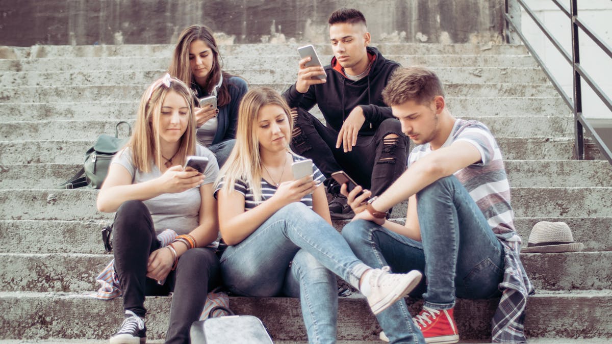 Réseaux sociaux et adolescents : ils auraient finalement un effet limité