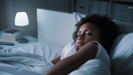 Dormir avec de la lumière pourrait faire prendre du poids