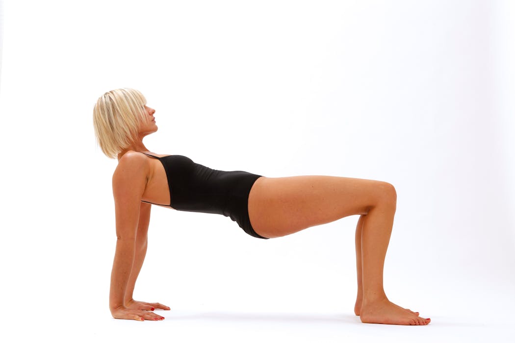 postura de la mesa: clase de hatha yoga