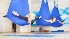 Le yoga aérien Fly Yoga pour apprendre à lâcher prise en s’amusant
