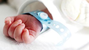 Bébés nés sans bras : une famille a déposé plainte contre X