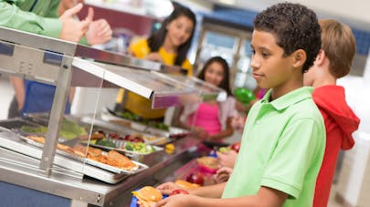 Aider les enfants à manger sainement à la cantine