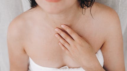 5 raisons qui expliquent de l'acné sur les seins