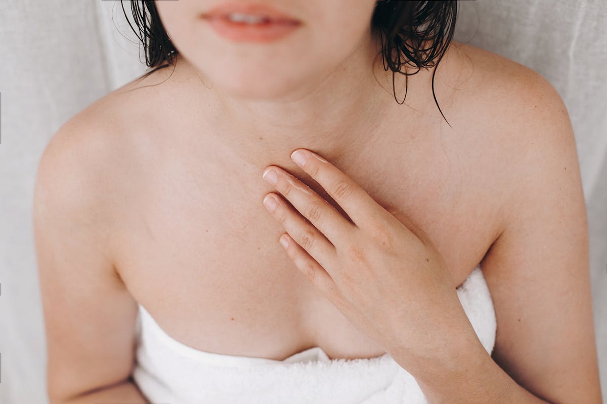 5 raisons qui expliquent de l'acné sur les seins | Santé Magazine