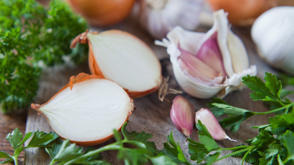 L Ail Et L Oignon Pour Prevenir Le Cancer Du Sein Sante Magazine L Ail Et L Oignon Pour Prevenir Le Cancer Du Sein Sante Magazine