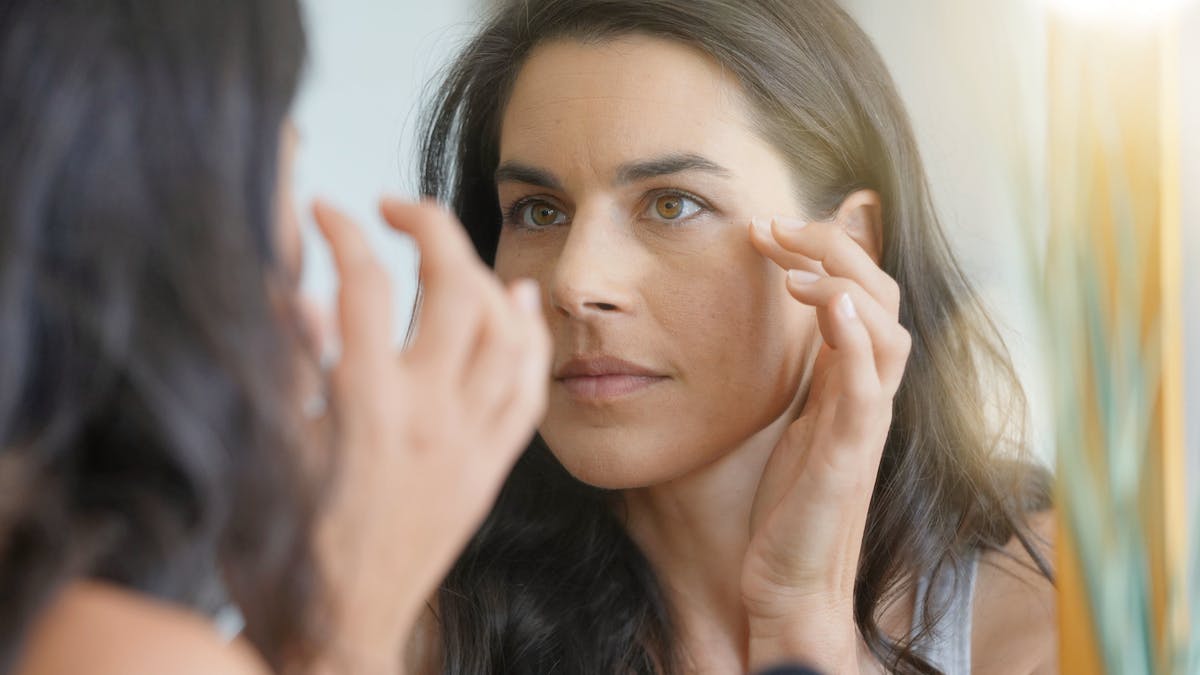 Les Gestes Beaute Pour Estomper Les Cernes Et Les Poches Sante Magazine Les Gestes Beaute Pour Estomper Les Cernes Et Les Poches Sante Magazine