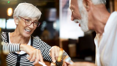 personnes âgées à table