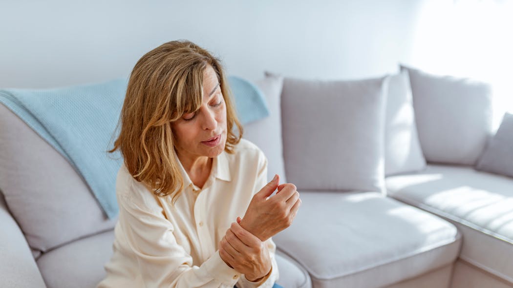 Arthrite, arthrose : la météo aurait bien une influence sur les douleurs Istock-1153388643
