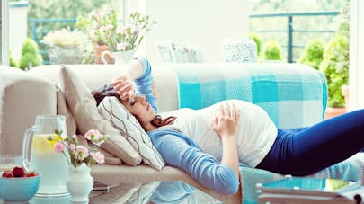 femme enceinte couchée