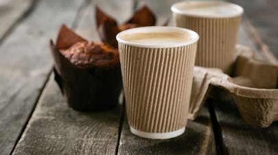 Boissons chaudes hivernales : jusqu’à 23 morceaux de sucre par tasse selon une étude