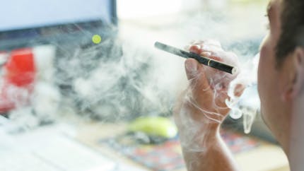 L'Académie de médecine s'inquiète des effets que pourrait provoquer la "crise de confiance" dans la e-cigarette 