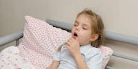 Mon enfant a une pneumonie, comment le soigner ?