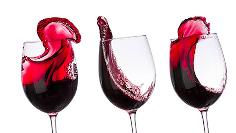 Alcoolisme : verres de vin rouge