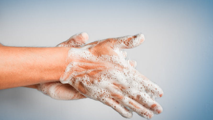 Coronavirus : une microbiologiste explique comment bien se laver les mains