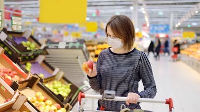 Aliments, vêtements, caddies de supermarchés… sur quelles surfaces le coronavirus peut-il survivre ? Coronavirus-contamination-environnementale
