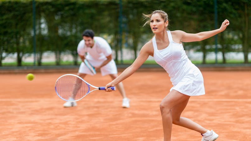 couple jouant au tennis