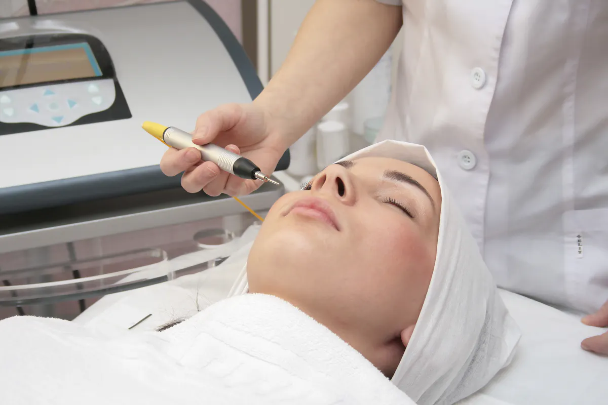 Séance d’électrolyse sur le visage