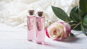 7 bienfaits santé de l'eau de rose