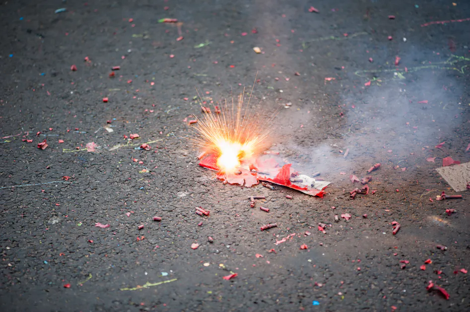 Firecracker Before Exploding Utilisation des pétards : quels sont les dangers ? | Santé Magazine