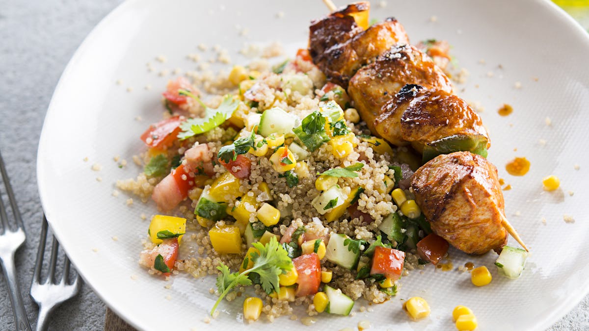Brochette de poulet au quinoa et aux légumes d'été