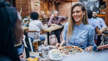 COVID-19 : fréquenter des bars et des restaurants augmenterait le risque de tomber malade 