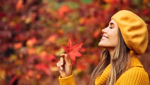 Bien vivre l’automne au naturel avec le yoga, la sophrologie et la naturopathie