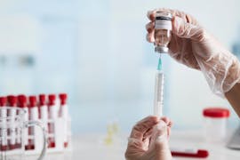 Vaccins contre le coronavirus : la campagne débutera le 27 décembre en France, pour qui ?
