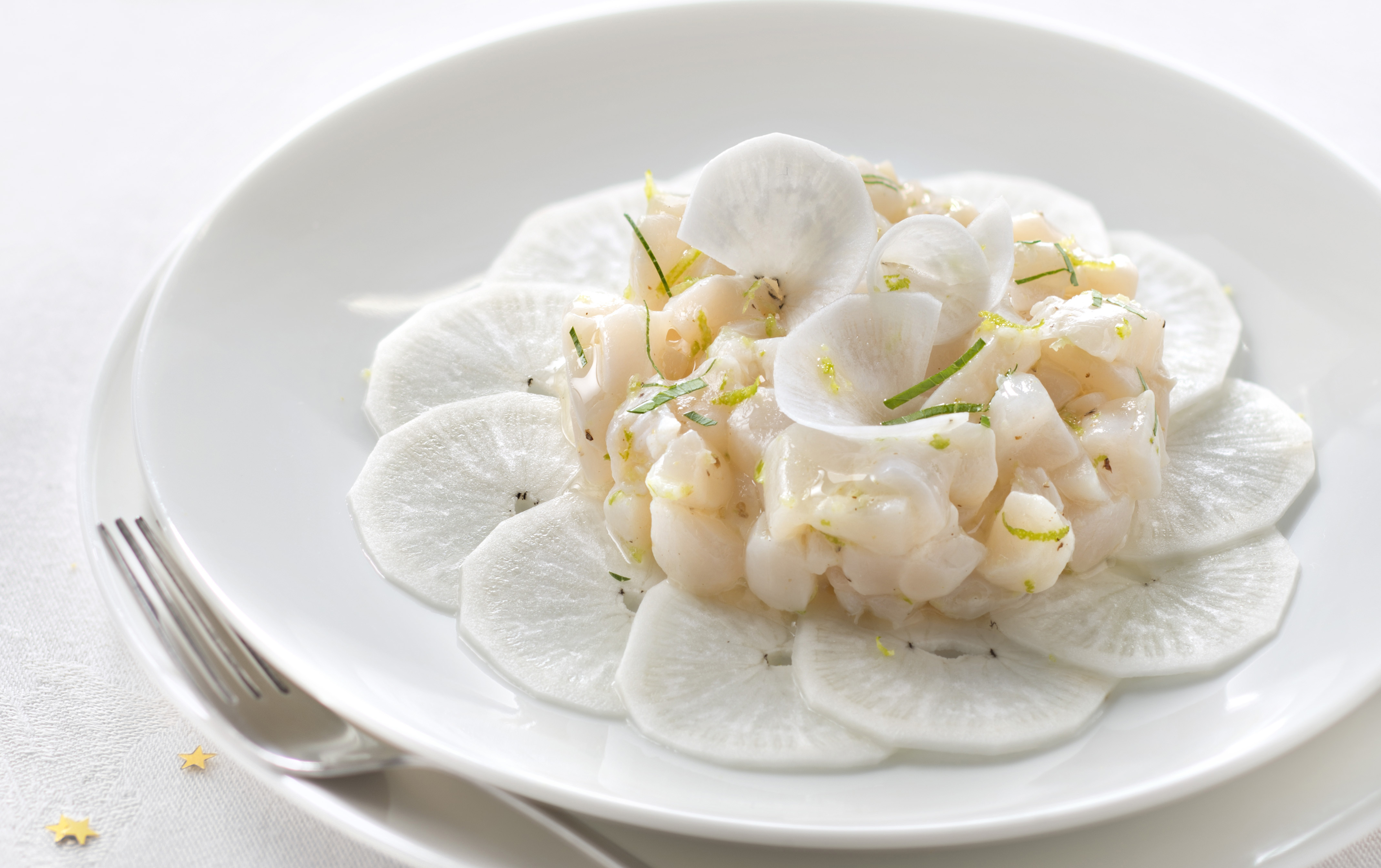 Carpaccio de Saint-Jacques et tartare de radis noir à la ciboulette