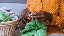 Tricothérapie : pourquoi tricoter nous fait du bien ? 