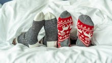 Sur Tiktok, un médecin explique pourquoi il faudrait dormir avec des chaussettes