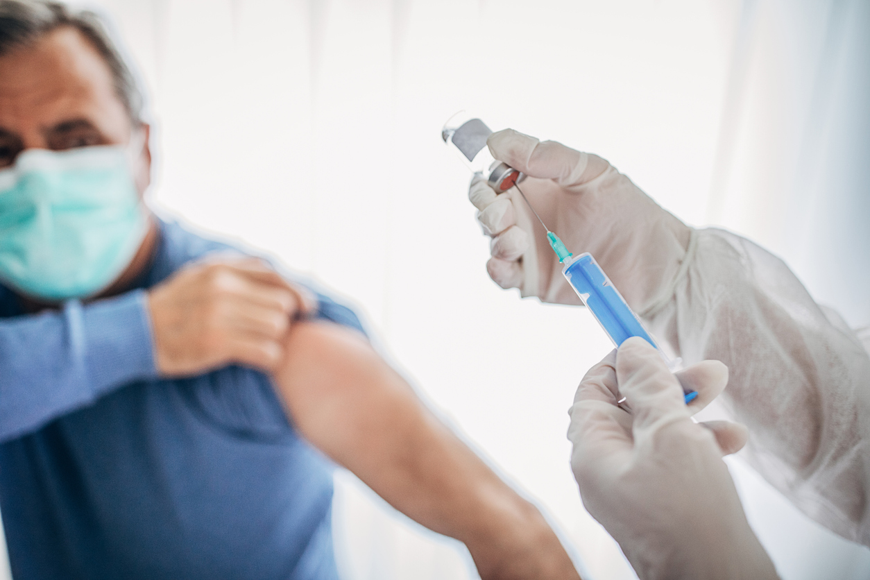 Vaccin Contre La Covid-19 : Les Plus De 65 Ans Et Les Malades ...