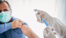 Vaccin contre la Covid-19 : les plus de 65 ans et les malades chroniques disent majoritairement oui