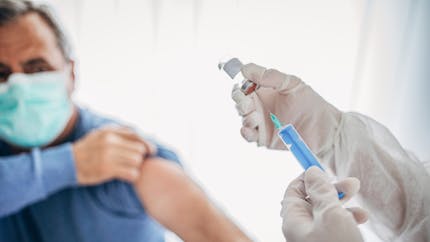 Vaccin contre la Covid-19 : les plus de 65 ans et les malades chroniques disent majoritairement oui