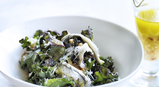 Salade de chou kale aux anchois et pignons de pin