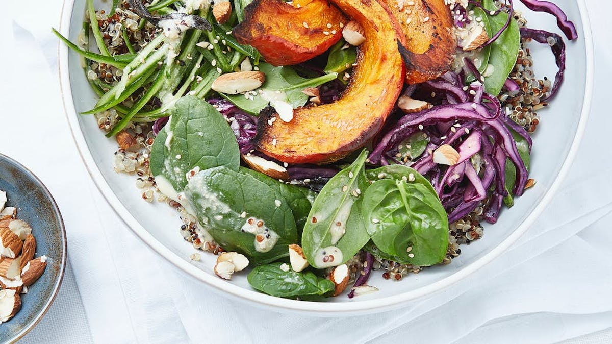 Recette Yuka - Bowl de quinoa, pousses d'épinards, orange & feta