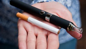 Vapotage et tabagisme combinés seraient aussi nocifs que la cigarette seule